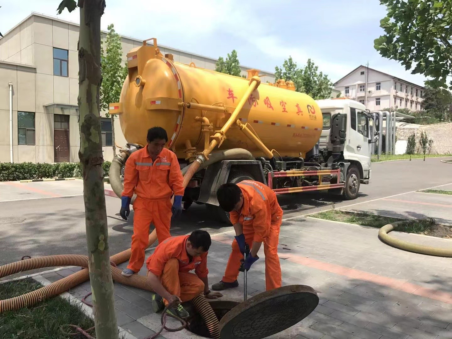 驻马店管道疏通车停在窨井附近