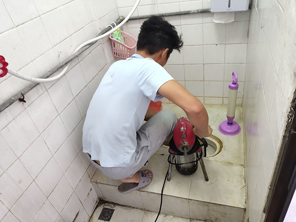 驻马店管道堵塞冒臭气 专业师傅现场解决问题