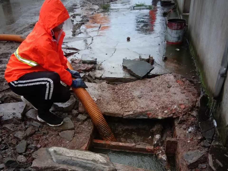 驻马店专业清理污水池 炜誉市政以规范流程守护城市 “肠道”