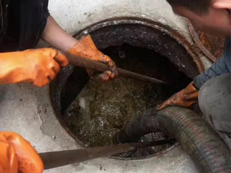 驻马店清理化粪池时如何避免沼气的危害？